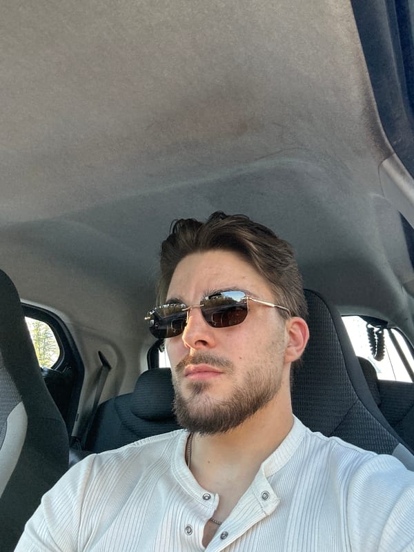Man in sunglasses observed in car in Bülach