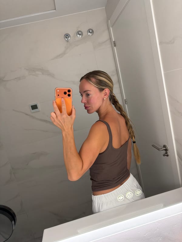 Bathroom mirror selfie in Finestrat, casual summer outfit.