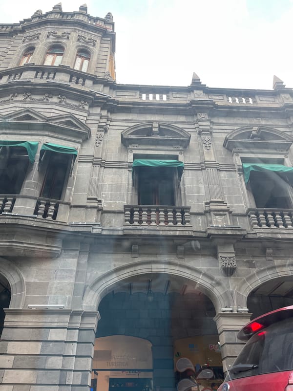 Evening street scenes documented near Puebla's Municipal Palace