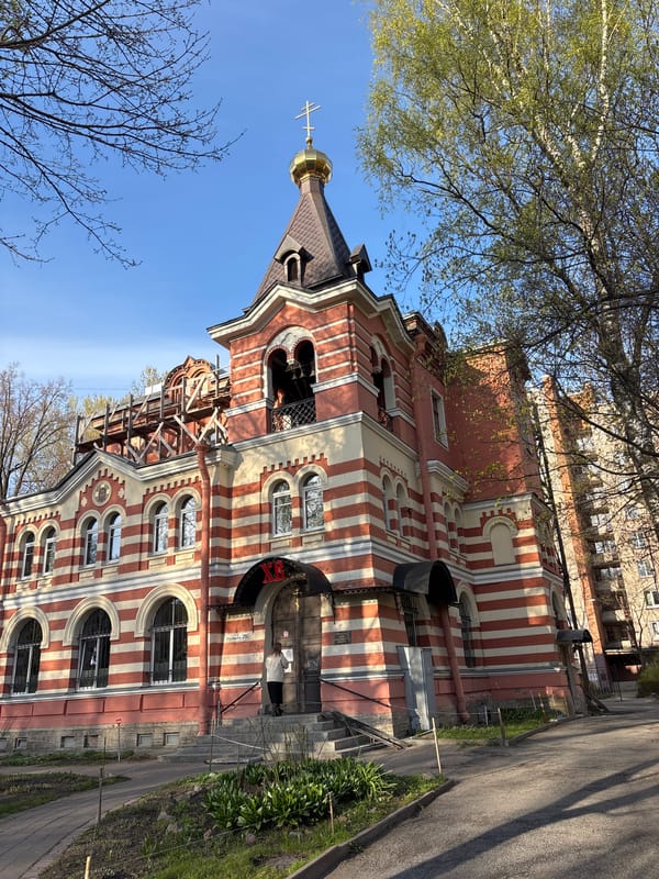 Spring afternoon stroll captures Orthodox churches, blossoms in Petersburg