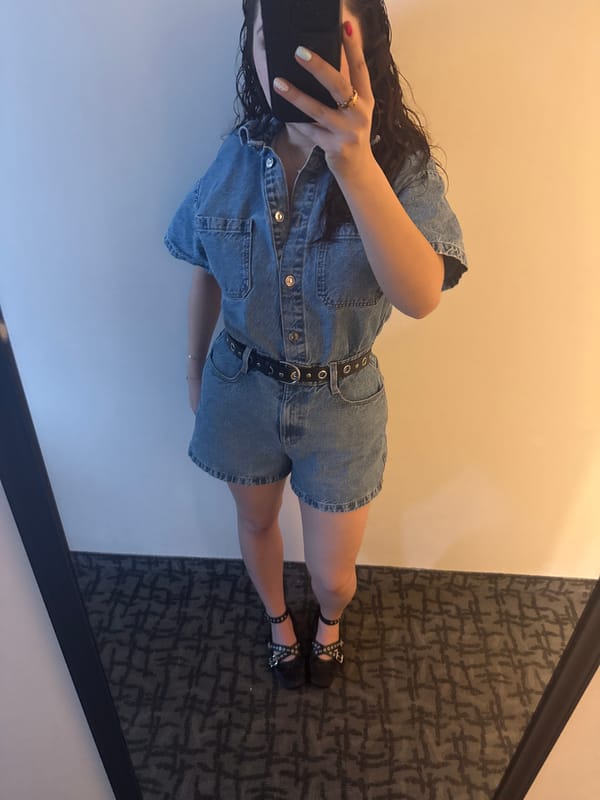 Women take hotel bathroom selfie in Mexico City