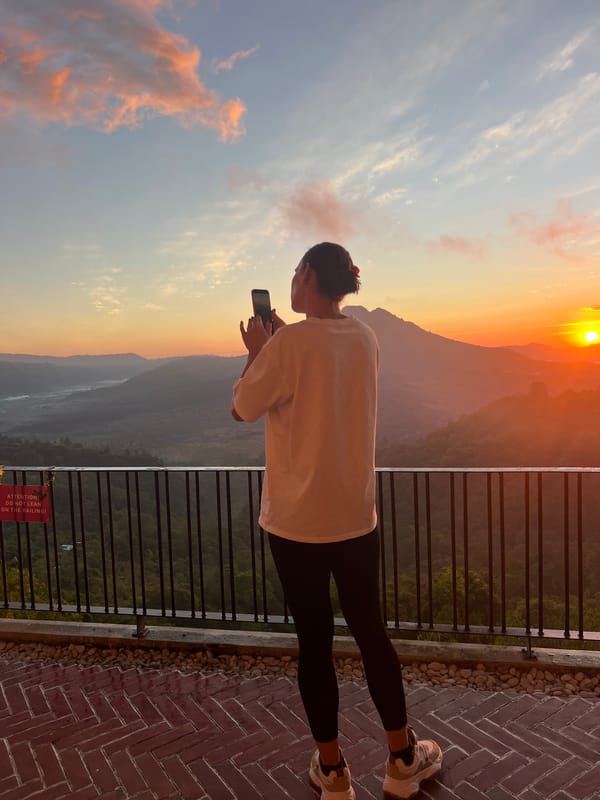 Sunrise views and selfies at a Kintamani overlook