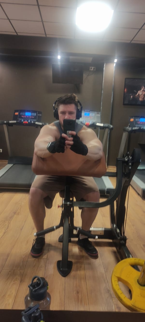 Man documents workout session with selfies in Fryazino gym