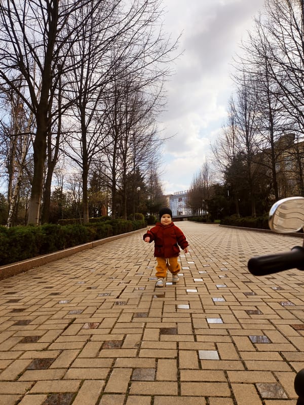 Children spotted playing in Donetsk park on Sunday afternoon