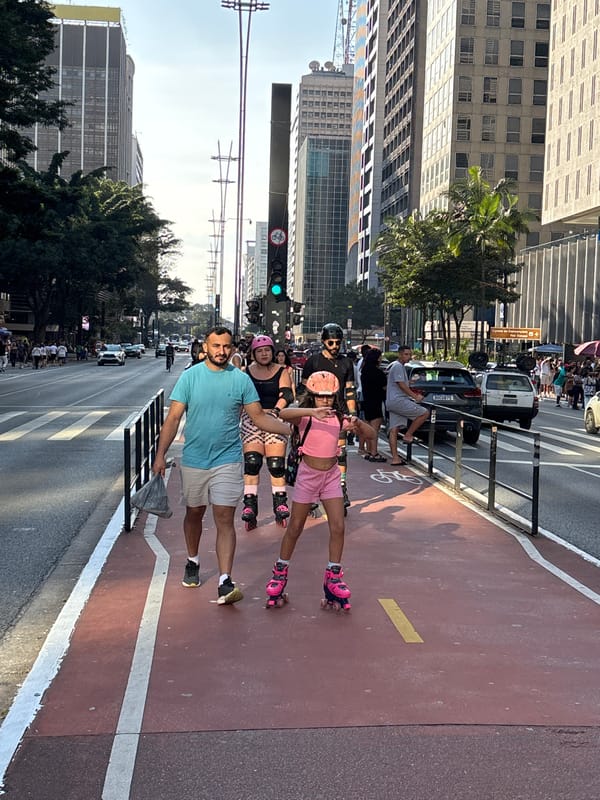 Evening street life captured along São Paulo's Avenida Paulista