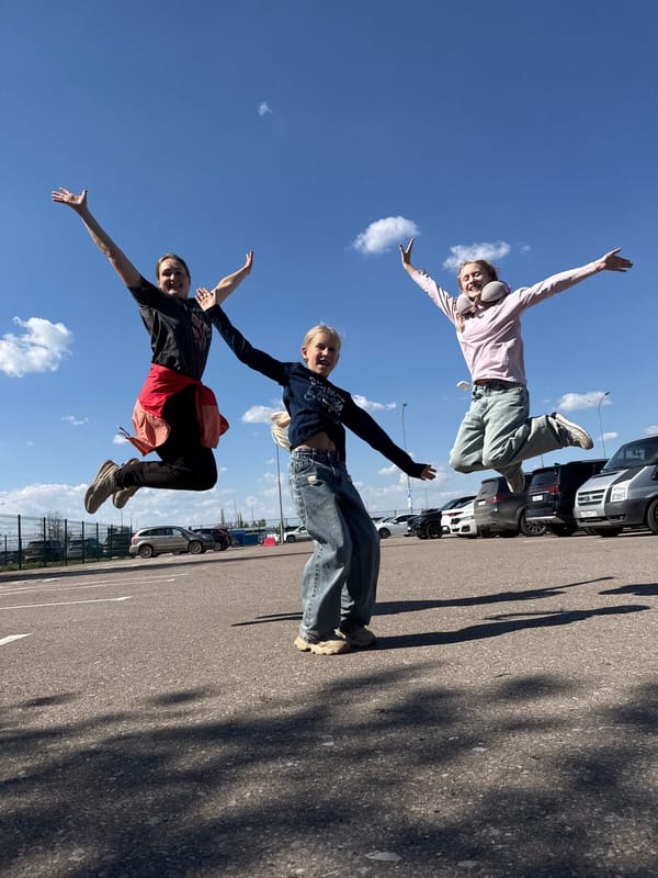 Three people captured jumping in Ufa parking lot