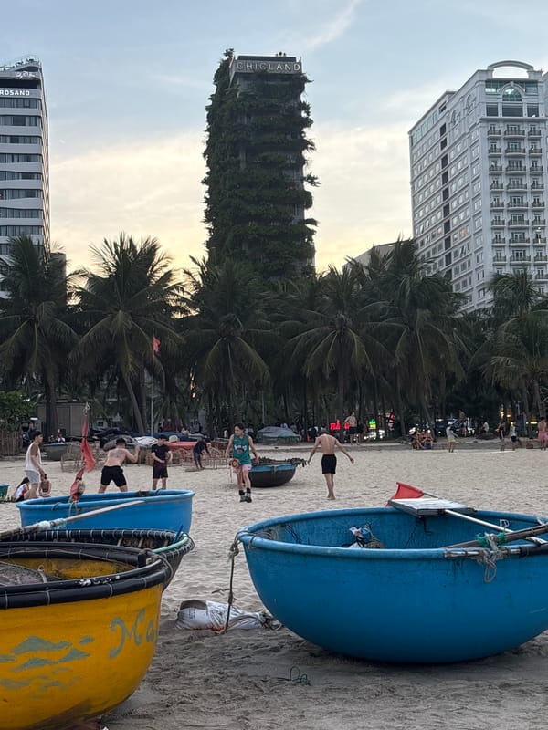 Street life and shoreline scenes across Da Nang