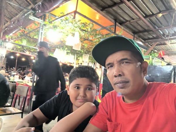 Family dining moments captured across Banda Aceh eateries