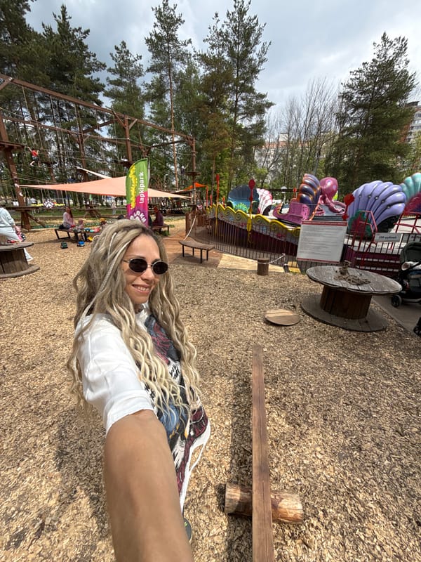Family outing at Russian adventure park captured by witnesses