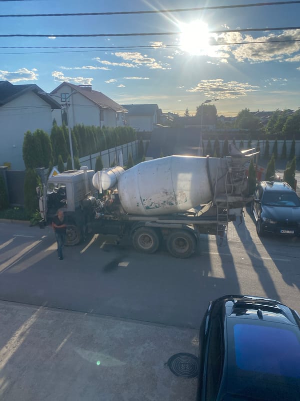 Late afternoon to dusk in a Novi Petrivtsi neighborhood