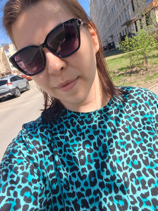 Woman documents spring morning outing in Tobolsk with selfies