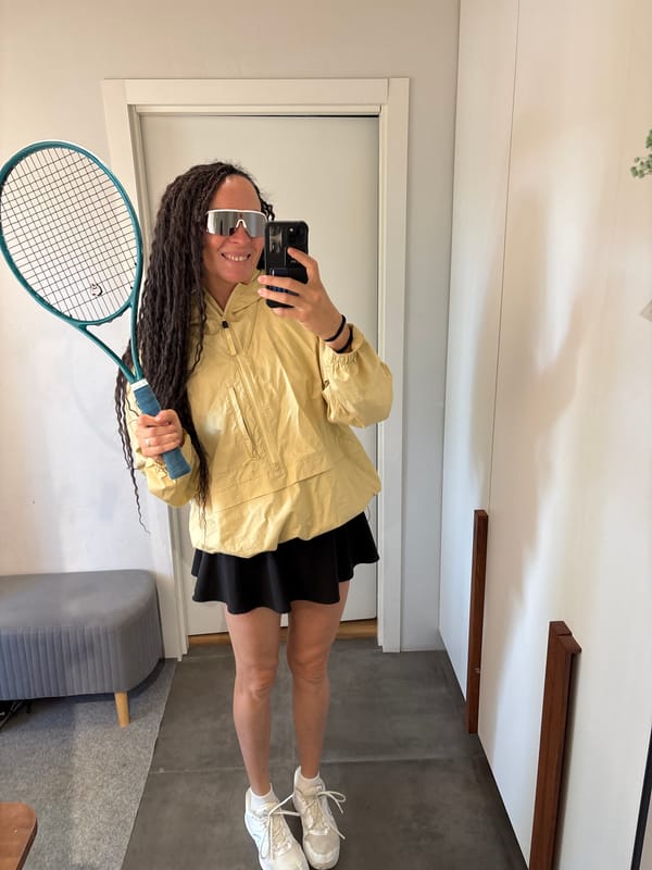 Tennis player takes mirror selfies with child in Chaikovsky