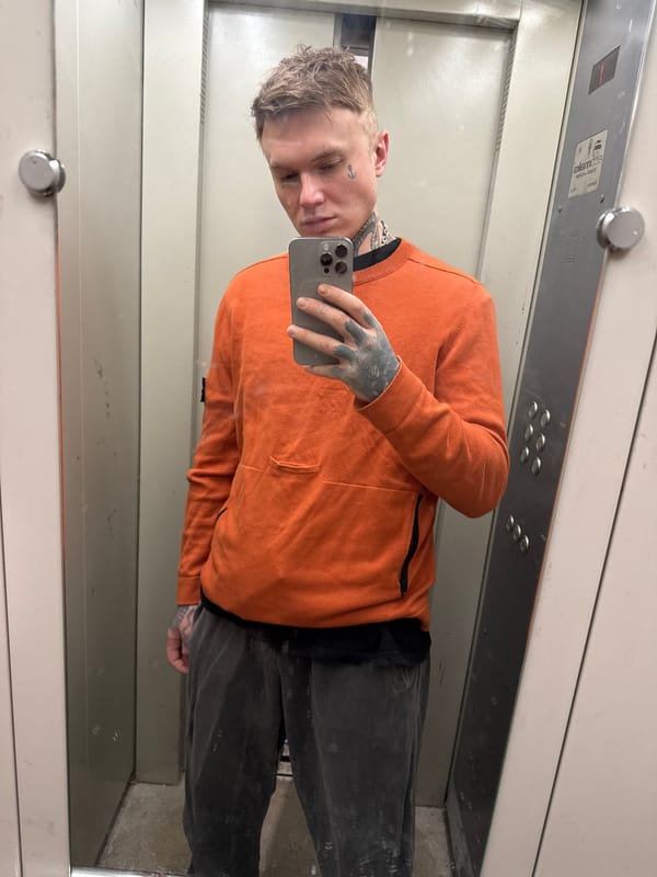Man Takes Mirror Selfie in Moscow Elevator
