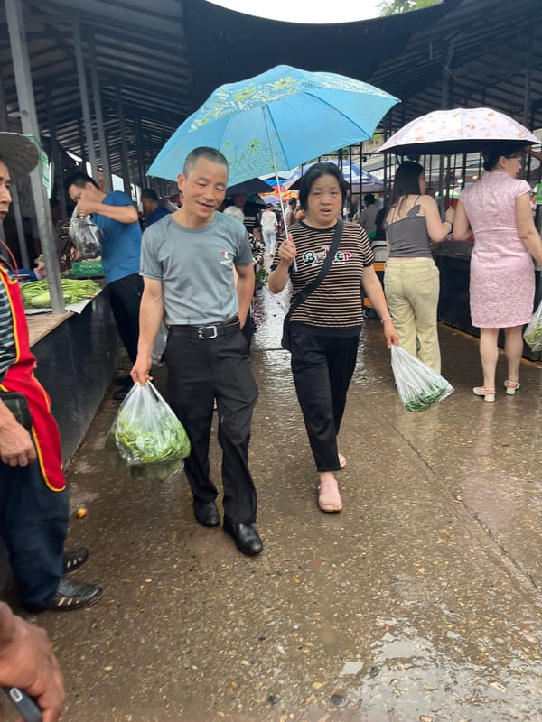 Vendors Continue Trading Despite Rain at Jiangjin Market