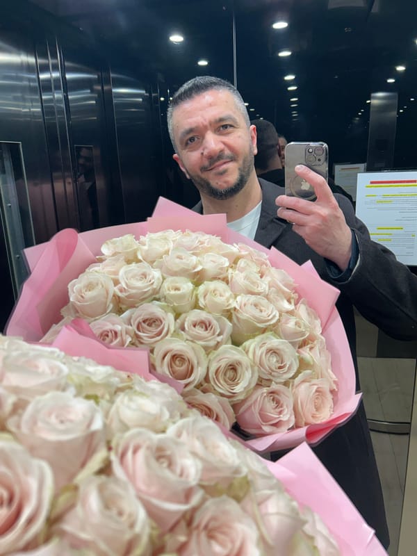 Man takes elevator selfie with pink rose bouquets in Berlin