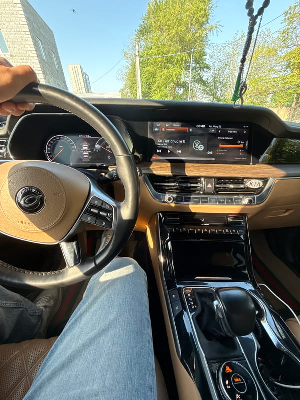 Driver navigates residential streets in Vladivostok evening hours