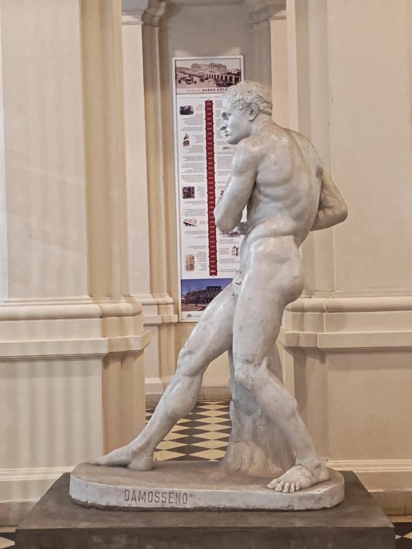 Marble statue 'DAMOSSENO' observed in La Plata interior setting