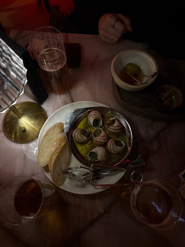 Wedding-ringed diner enjoys meal at Moscow restaurant