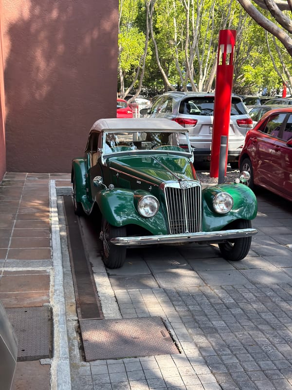 Witness captures vintage car, architecture during Puebla street walk