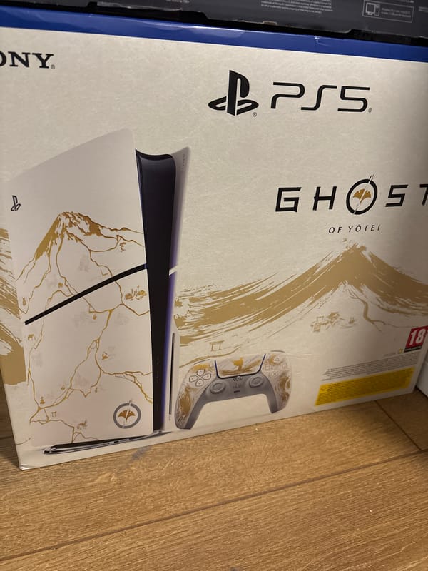 Live band performs at Sofia venue amid PS5 packaging display