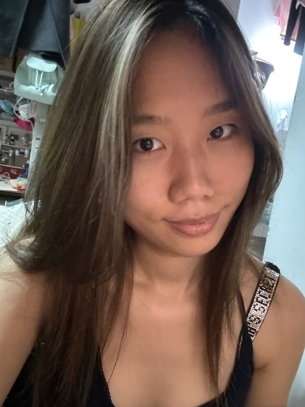 Woman poses for photos in Nan'an District home