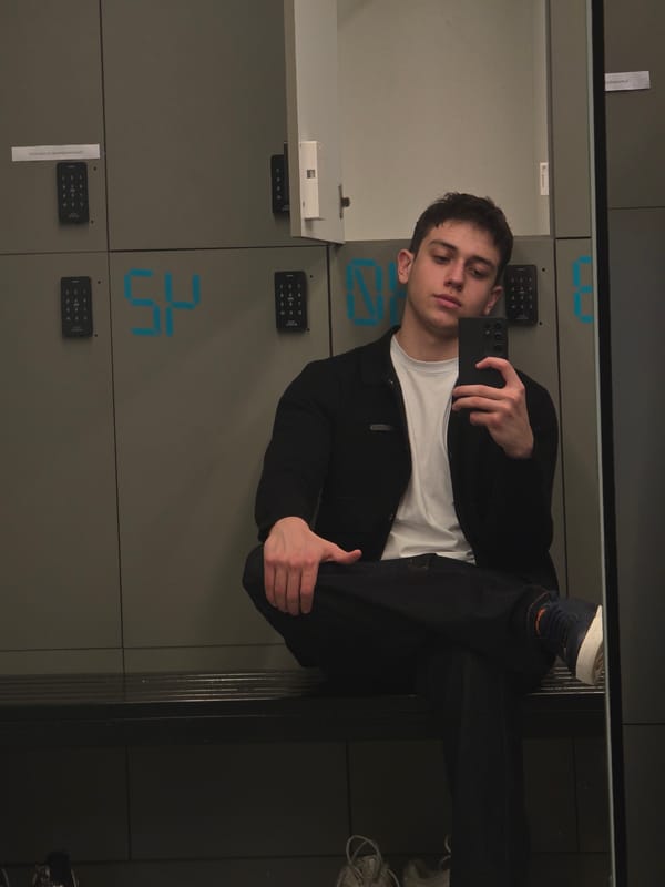 Man takes mirror selfie in Yerevan locker room
