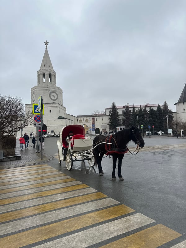 Horse-drawn carriage crosses intersection in central Kazan
