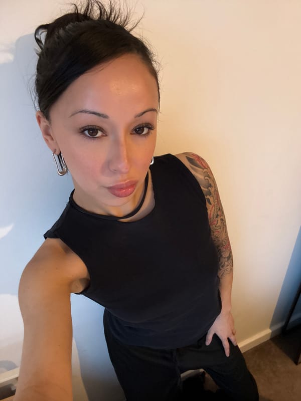 Woman in black choker spotted in London evening