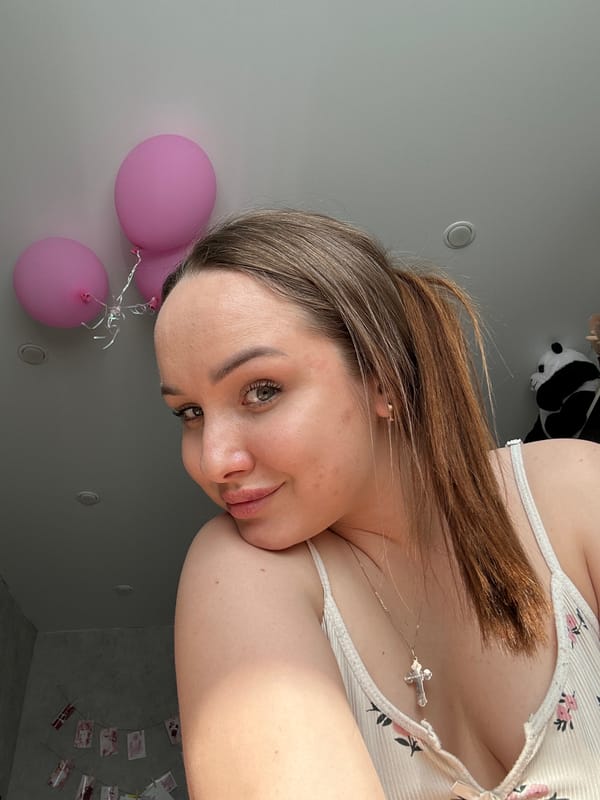 Woman documents morning routine through selfies in Chaikovsky, Russia