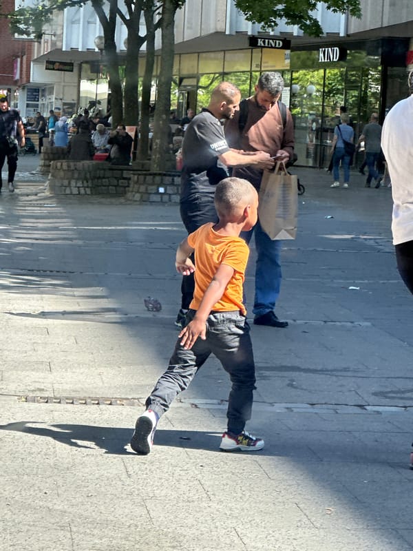 Hamburg resident documents ordinary city life across two hours