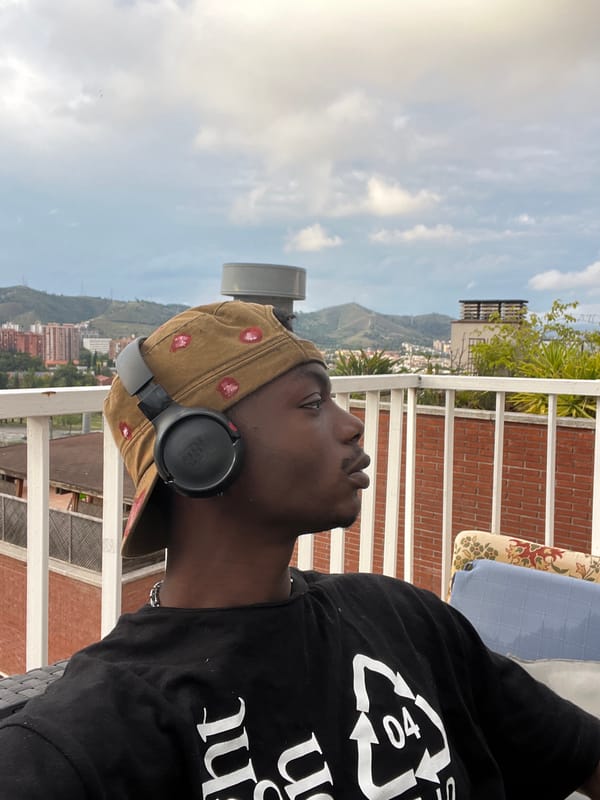 Man observed smoking, listening to music on Barcelona balcony