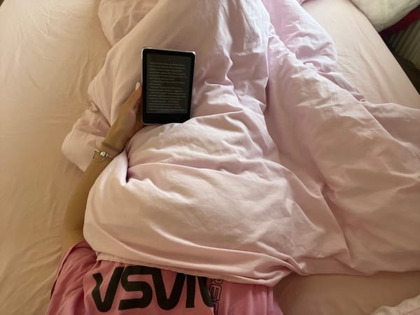 Morning reading session captured in Saarbrücken bedroom