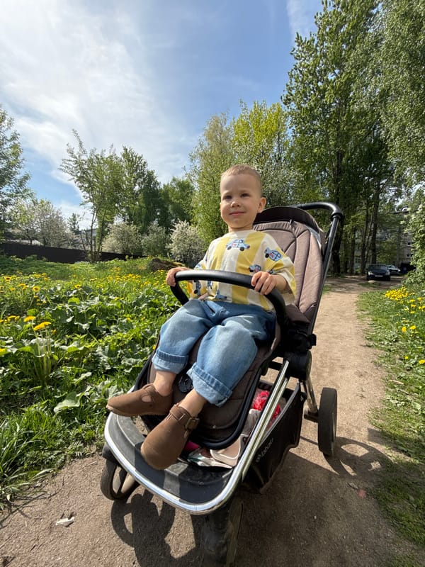 Family enjoys spring morning outing in Rusanovo park