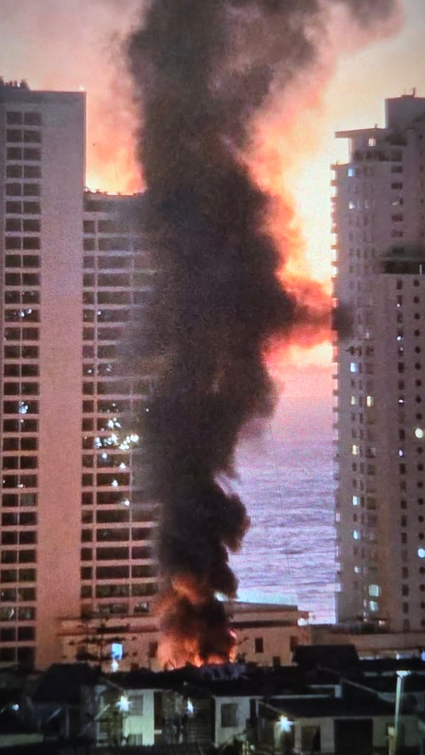 Building fire erupts in Iquique Chile, firefighters respond