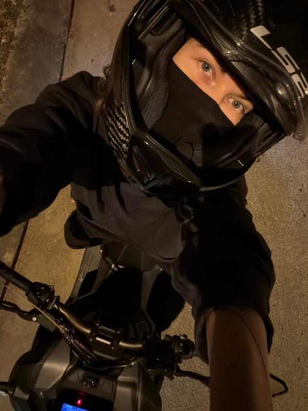 Motorcyclist documents evening ride through residential Đà Nẵng streets