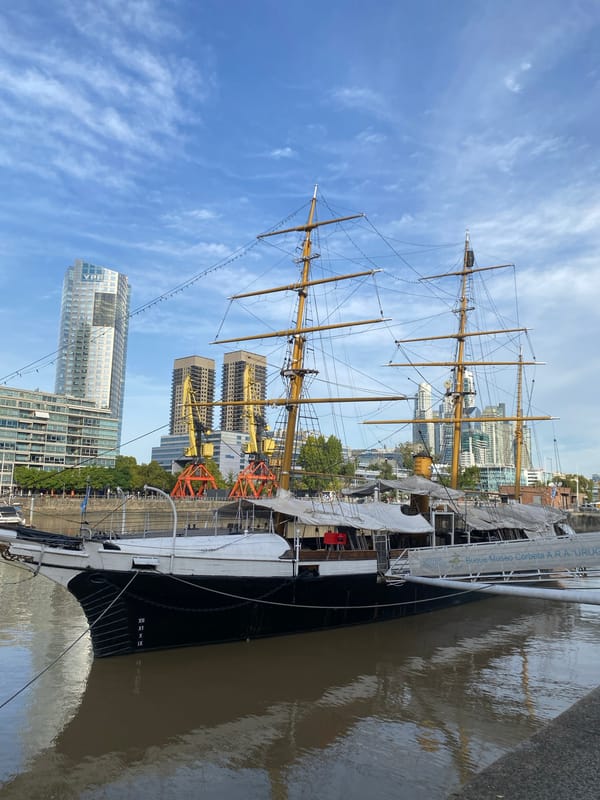 Tall ship draws photographers at Buenos Aires waterfront