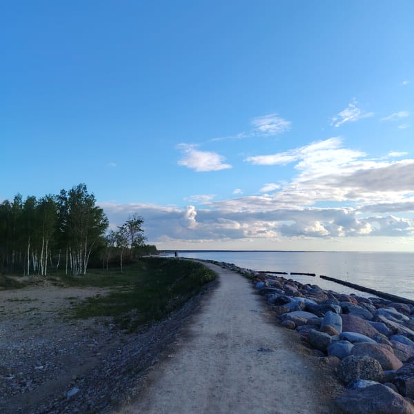 Spring afternoon coastal walk documented along Riga shoreline