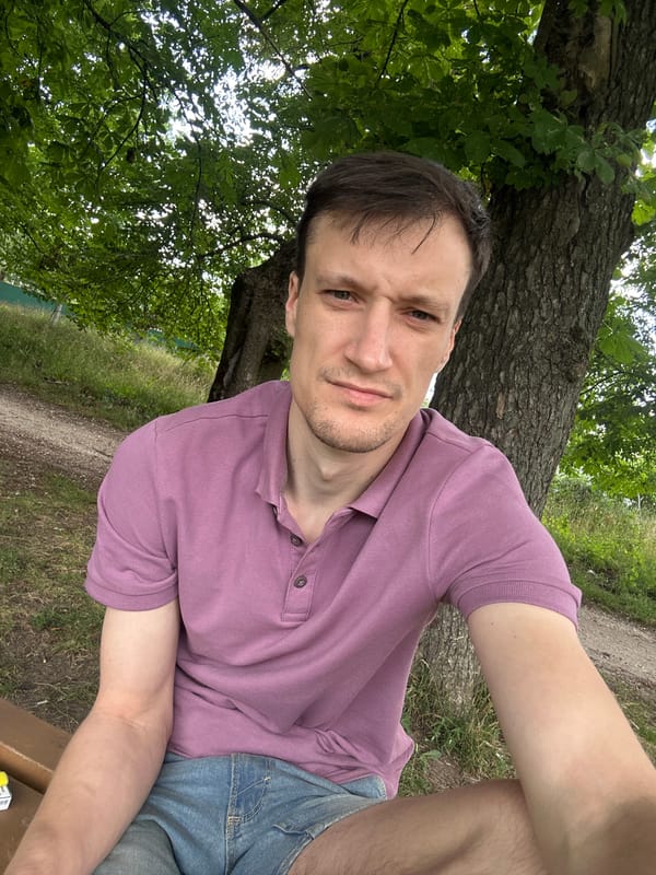 Afternoon park session in Makiv, multiple selfies under the trees.