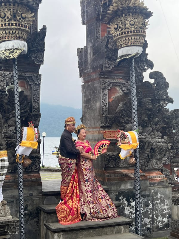 Ceremony and traditional dress at Ulun Danu Beratan Temple, Bali