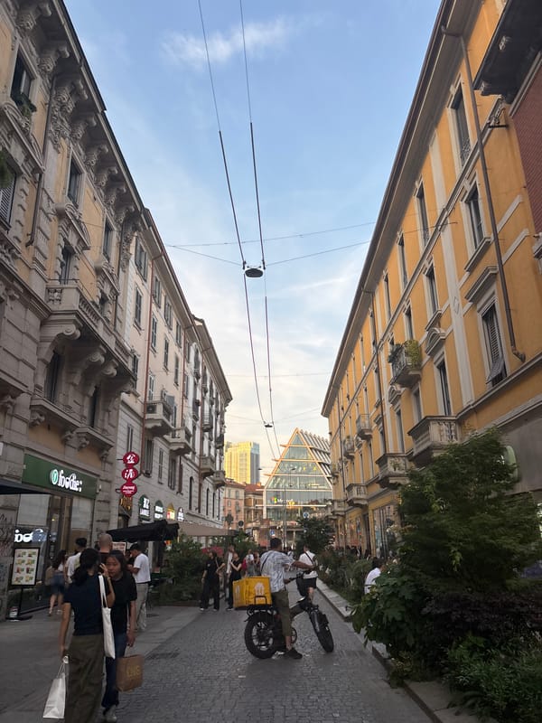 Evening stroll through Milan captures street food, architecture, desserts