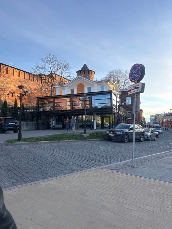 Afternoon street scenes documented across historic Nizhny Novgorod