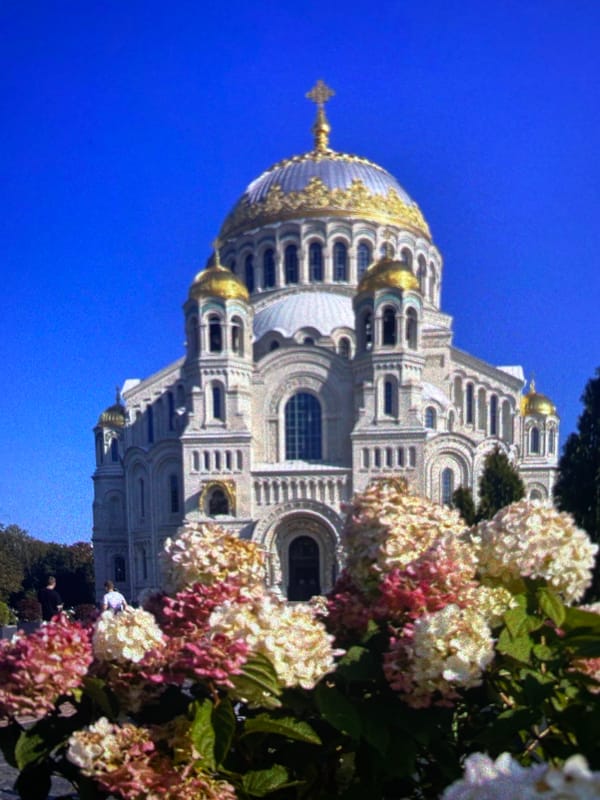 Evening stroll through Saint Petersburg captures everyday city life