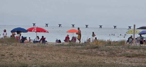 Cloudy afternoon brings crowds to Sagunto beach for leisure activities