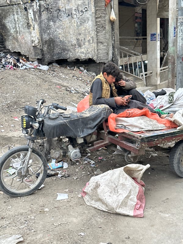 Daily street life documented across Quetta, Pakistan during afternoon hours