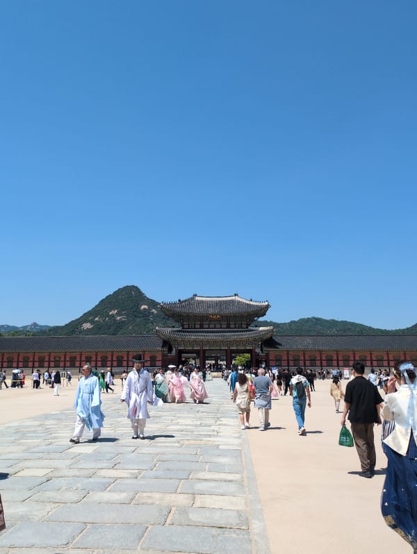 Tourist activity documented at Seoul palace sites during early morning