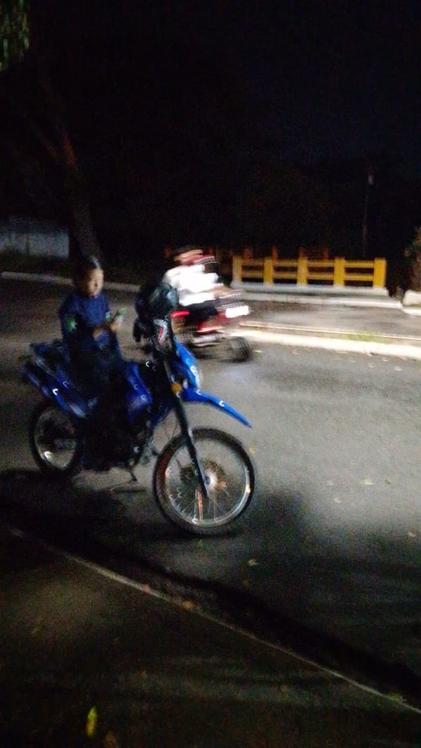 Municipal police officer observed with motorcycles in Tinaquillo at night