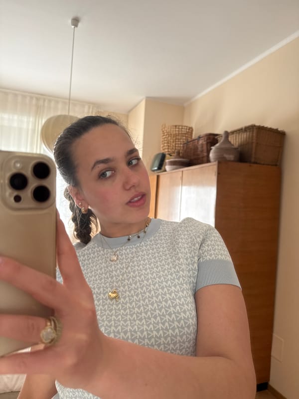 Two individuals with gold jewelry observed in Milan