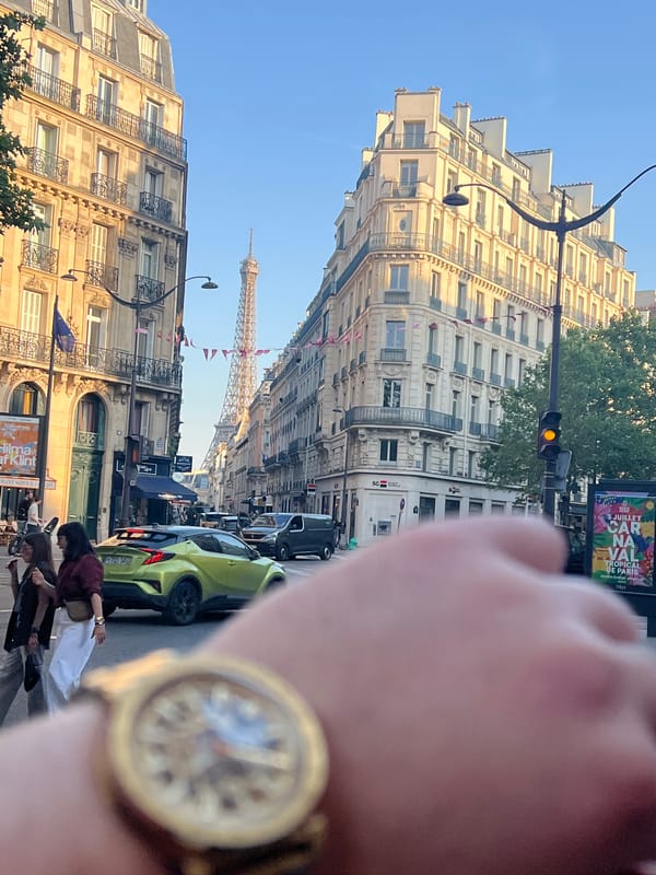 Afternoon café hang and street moments in Paris