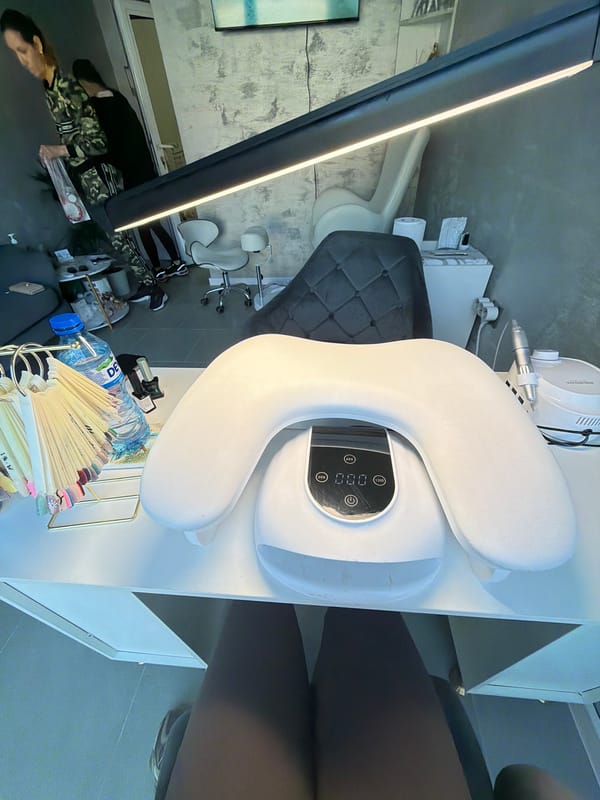Person in camouflage jacket spotted at Pernik beauty salon