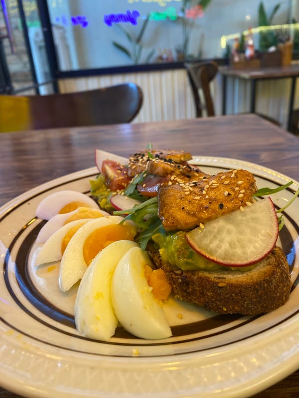 Café food and pickleball on a Đà Nẵng morning